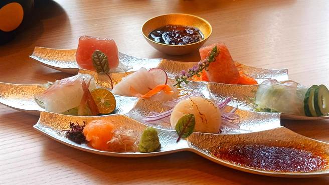 藤村真廣總料理長在生魚片盛合呈現上，顛覆以往擺盤，採用如飾品盒般華麗呈現生魚片新鮮色澤。(陳韻萍攝)