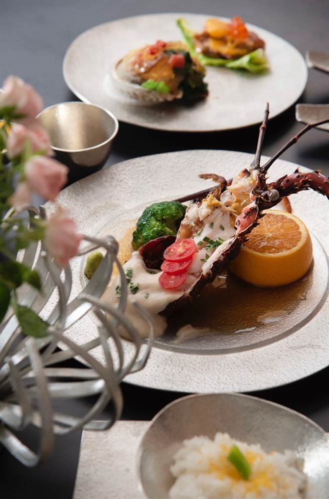 蒸物選用伊勢龍蝦有祝賀長壽與期許謙虛的意涵，而蝦頭上仰意味著喜事發生。（大倉久和大飯店提供）