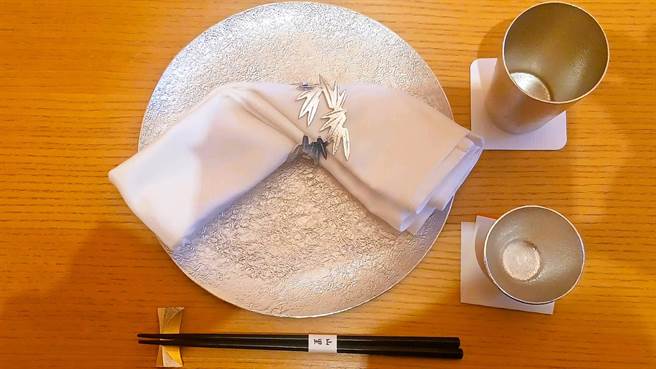 周年慶期間，到山里日料享用「山里會錫」會席料理，連客人的餐具都是純錫製成。(陳韻萍攝)