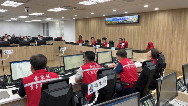 因应中颱杜苏芮来袭，台东县灾害应变中心今上午成立2级开设，编组单位逐一说明最新防灾、救灾准备情况。（萧嘉蕙摄）