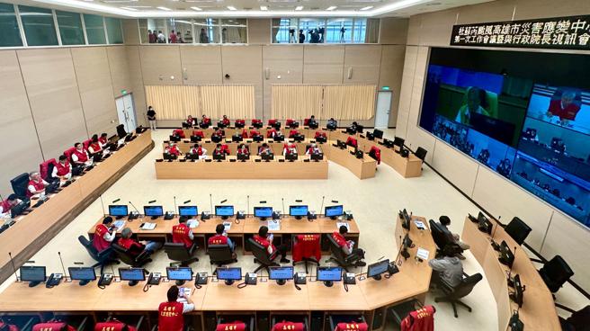 高雄市政府25日上午9点成立灾害应变中心二级开设，陈其迈随即召开第一次工作会议（图片来源：高雄市新闻局提供）