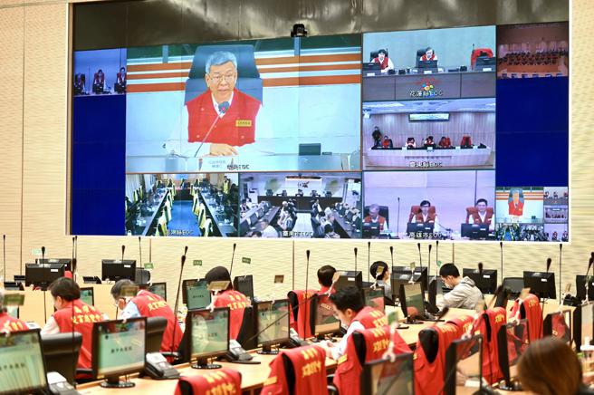 陈其迈透过视讯会议向行政院长陈建仁回报防灾状况。（图片来源：高雄市新闻局提供）