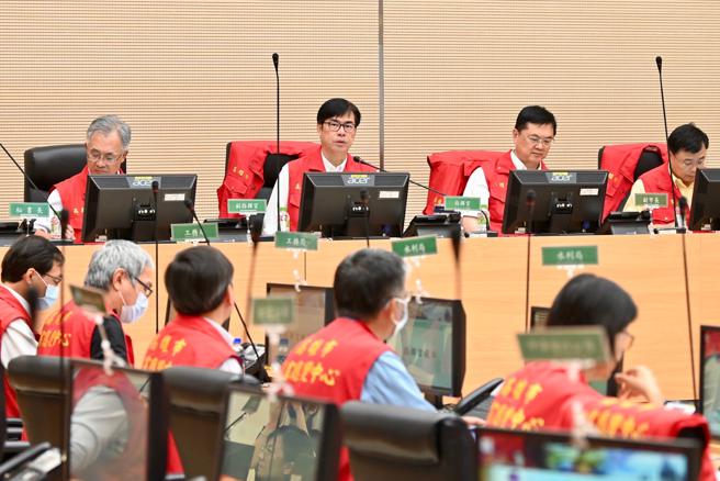 陈其迈表示，这次是在2016年莫兰蒂颱风之后，第一个路径比较接近没有经过中央山脉，风力影响预估会比过去几次颱风大。（图片来源：高雄市新闻局提供）