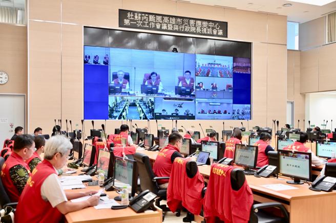 针对易淹水地区，陈其迈责请环保局、水利局、工务局，务必加强防颱工作。（图片来源：高雄市新闻局提供）