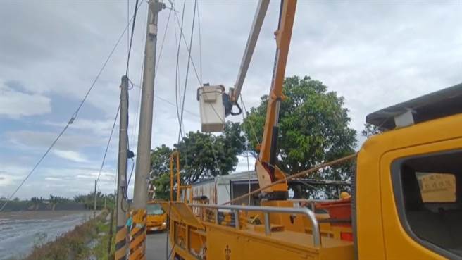 台东知本地区传停电灾情，台电紧急派员抢修，力拼2小时内恢復供电，否则恐影响周边养殖专区运作机能，造成鱼类死亡。（民眾提供／萧嘉蕙台东传真）