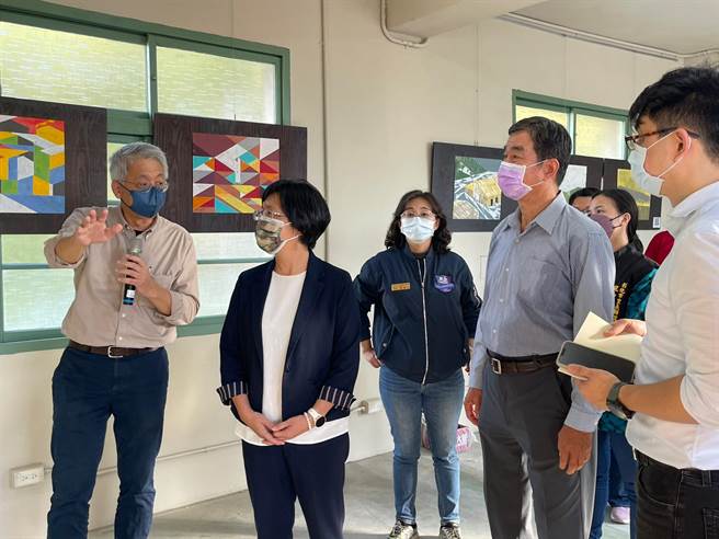 建筑师郭俊沛（左一）向彰化县长王惠美解说中兴庄特色。（彰化县文化局提供／孙英哲彰化传真）