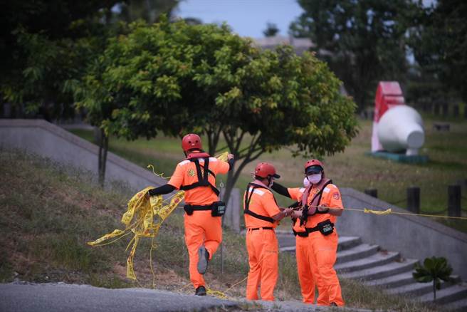 中度颱风杜苏芮来势汹汹，岸巡人员针对花莲县府公告画定沿海禁（限）制区域拉设封锁线。（民眾提供／罗亦晽花莲传真）