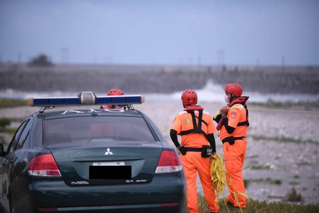 中度颱风杜苏芮来势汹汹，岸巡人员针对花莲县府公告画定沿海禁（限）制区域拉设封锁线。（民眾提供／罗亦晽花莲传真）