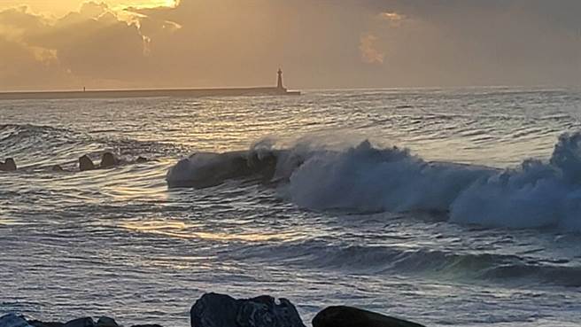 中度颱风杜苏芮来势汹汹，持续靠近台湾，花莲今天上午已陆续出现高逾2米的长浪。（民眾提供／罗亦晽花莲传真）
