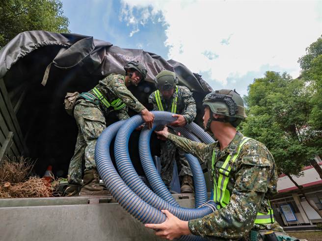 国军第四作战区因南部地区恐受杜苏芮颱风影响，将带来豪大雨，，已编组1160员官兵及完成3.5T载重车、抽水机、AAV-7及胶舟等装备6类73辆等各型车机具待命支援。（国军提供／林雅惠高雄传真）