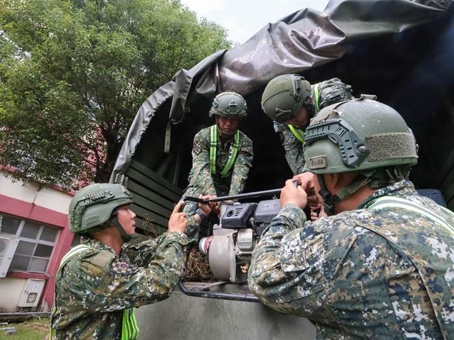 国军第四作战区因南部地区恐受杜苏芮颱风影响，将带来豪大雨，，已编组1160员官兵及完成3.5T载重车、抽水机、AAV-7及胶舟等装备6类73辆等各型车机具待命支援。（国军提供／林雅惠高雄传真）