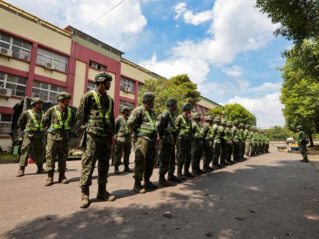 国军第四作战区因南部地区恐受杜苏芮颱风影响，将带来豪大雨，，已编组1160员官兵及完成3.5T载重车、抽水机、AAV-7及胶舟等装备6类73辆等各型车机具待命支援。（国军提供／林雅惠高雄传真）