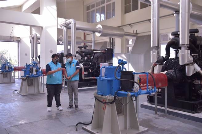 花莲市长魏嘉彦接连赶往关切南滨出海口飘沙淤积状况，和清洁队、工程队讨论执行泄水孔与排水设施的清沟作业。（花莲市公所提供／王志伟花莲传真）