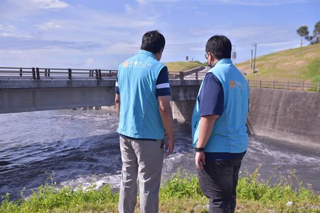 花莲市南滨出海口已出现涌浪，海警已发布，民眾勿靠近。（花莲市公所提供／王志伟花莲传真）