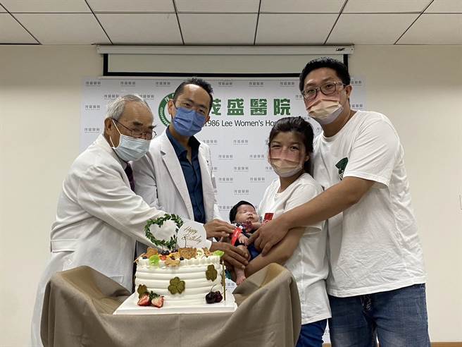 罹患罕见疾病「佝偻症」的杨小姐透过「胚胎着床前基因诊断(PGD)」试管技术诞下健康宝宝，她和先生抱着儿子感谢医疗疗团让她的人生得以扭转，医院也开心为宝宝庆祝双满月。（冯惠宜摄）