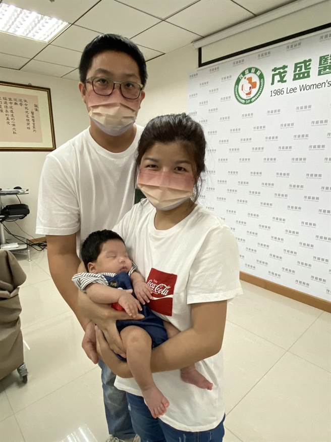 罹患罕见疾病「佝偻症」的杨小姐透过「胚胎着床前基因诊断(PGD)」试管技术诞下健康宝宝。（冯惠宜摄）