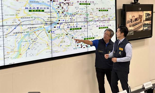 台北市長蔣萬安25日下午前往新生建國抽水站視察，並表示北北基桃26日是否放颱風假，將於今晚8點左右決定。（丁上程攝）