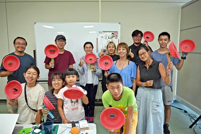 驻地艺术家蔡坤霖与参与伙伴共同採集属于成功的声音。（台东县政府提供／蔡旻妤台东传真）
