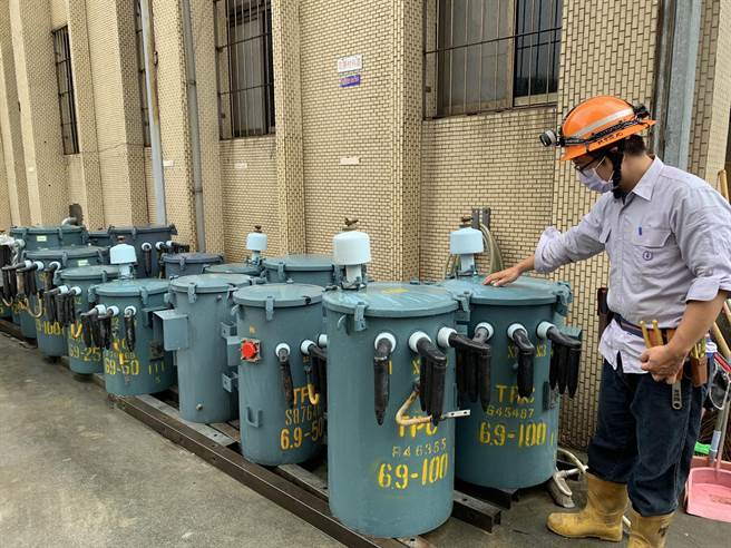 中度颱風杜蘇芮逼近，差不多4年沒經歷大颱風停電搶修的台電不敢大意，已調度超過5000搶修人力待命。圖為台電線路維修人員正在巡檢設備。(圖／台電提供)