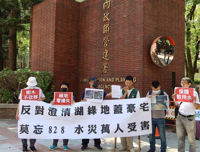 高雄捷运黄线Y3站与澄清湖运动休閒园区都市计画变更案，人民团体陈情运动园区都市规画，减少滞洪容量将导致更严重的水患问题，对于杜苏芮颱风逼近，呼喊「莫忘828水灾、反对滞洪公园盖豪宅」，要求市府将绿地还给市民。（林雅惠摄）