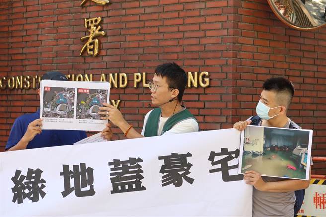高雄捷运黄线Y3站与澄清湖运动休閒园区都市计画变更案，人民团体陈情运动园区都市规画，减少滞洪容量将导致更严重的水患问题，对于杜苏芮颱风逼近，呼喊「莫忘828水灾、反对滞洪公园盖豪宅」，要求市府将绿地还给市民。（林雅惠摄）