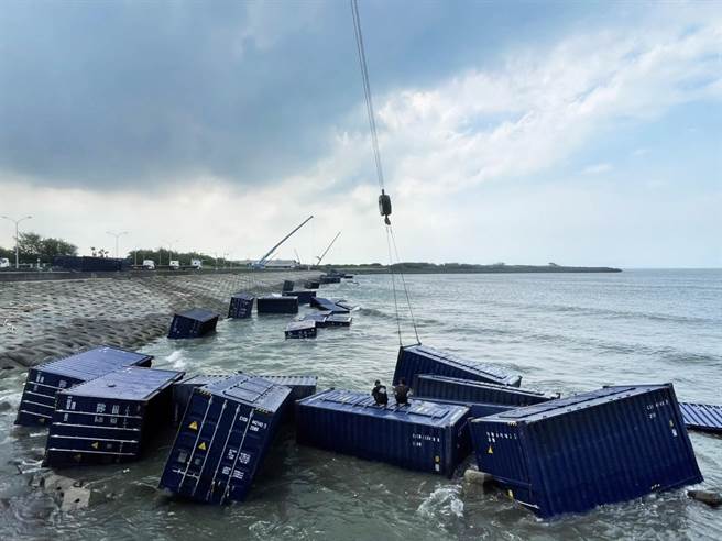 漂浮于南星计画区的货柜正被一一打捞起。（洪靖宜摄）