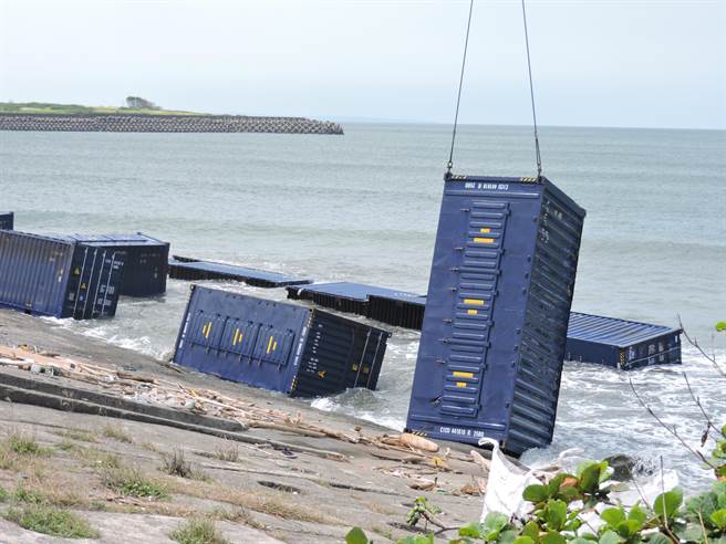 漂浮于南星计画区的货柜正被一一打捞起。（洪靖宜摄）