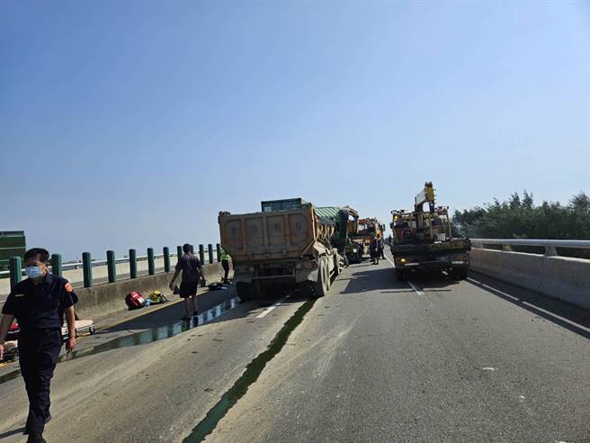 台61線西濱公路彰化伸港南下路段發生六車追撞事故，造成一人受傷送醫。（民眾提供／孫英哲彰化傳真）