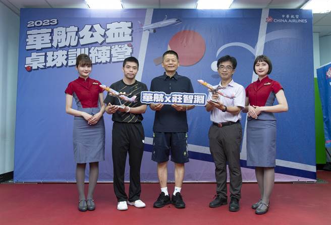 华航举办公益桌球营，请来桌球教父庄智渊（左二）为学童们上课。（华航提供／简立欣台北传真）