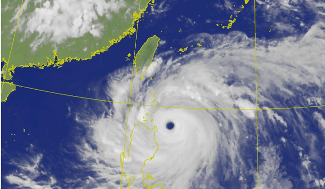 杜蘇芮颱風眼清晰，25日清晨達中颱上限，晚間可能增強為強度颱風。（圖／氣象局）
