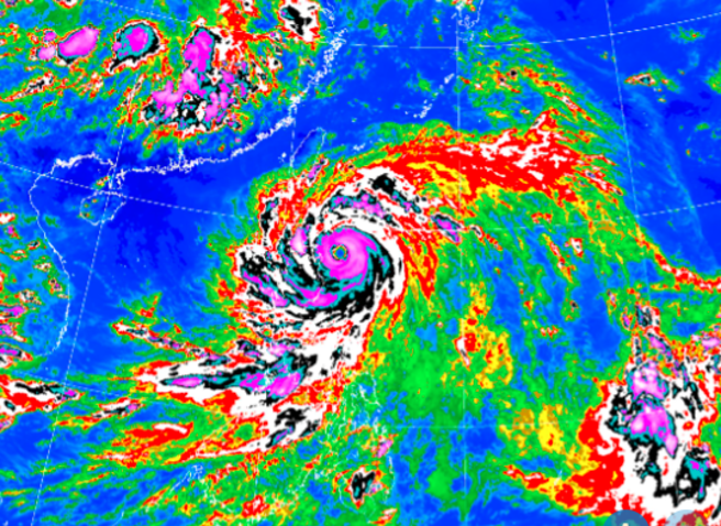 中颱杜蘇芮目前位於鵝鑾鼻東南方海面，以每小時13公里速度向西北西進行。（翻攝自氣象局）