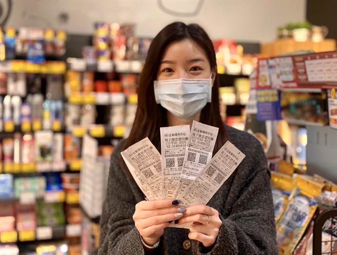 好幸運！民眾到全聯買餅乾零食、幸運中千萬發票特別獎。（全聯提供／洪凱音台北傳真）