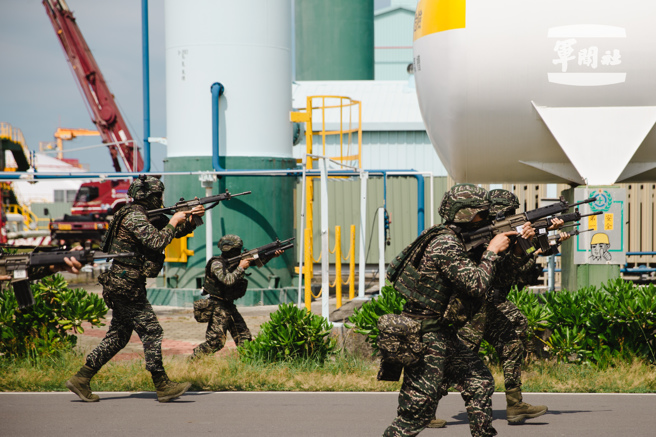陆战队执行关键基础设施防护演练。（军闻社提供）