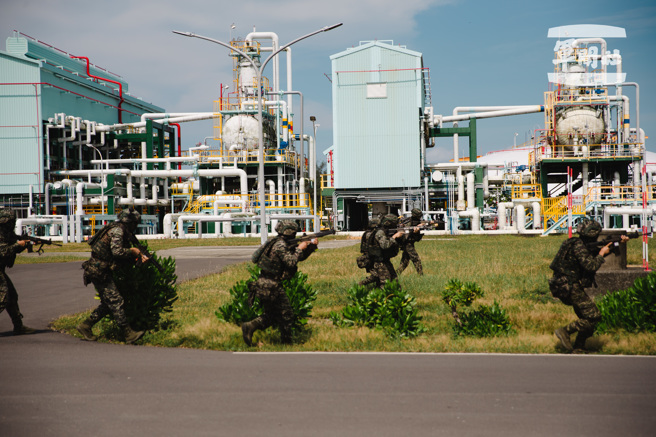官兵于永安液化天然气厂执行防护操演。（军闻社提供）