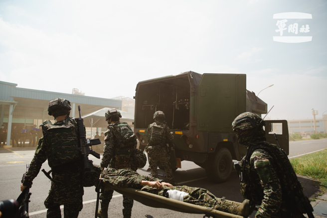 官兵进行战伤救护。（军闻社提供）