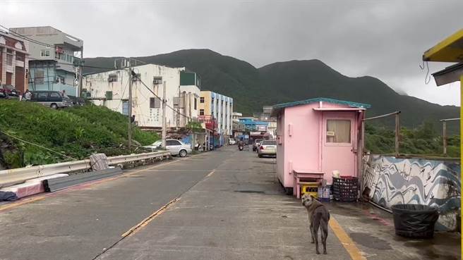 颱风来袭，兰屿街上游客减少。（海巡署第一三岸巡队提供／蔡旻妤台东传真）