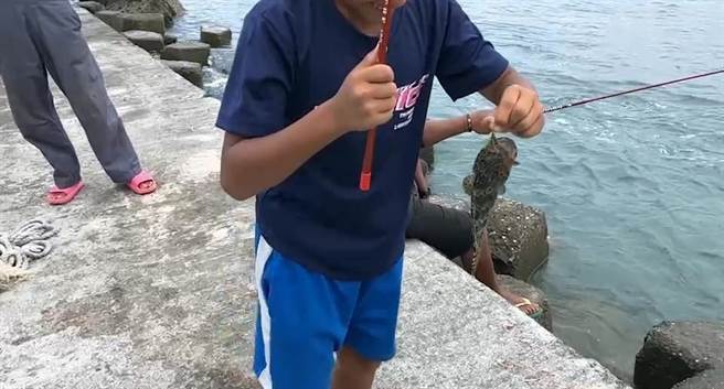 颱风来袭，兰屿仍有民眾在港边钓鱼。（读者提供／蔡旻妤台东传真）