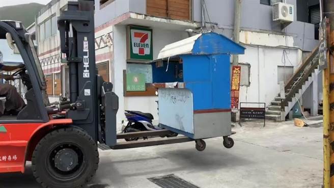 颱风来袭，兰屿商家将摊位移走避免强风吹袭。（读者提供／蔡旻妤台东传真）