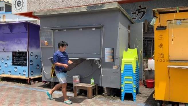 颱风来袭，兰屿摊商避颱。（读者提供／蔡旻妤台东传真）