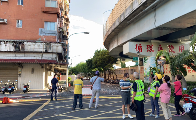 万华某大楼外墙磁砖严重剥落。 (万华华江里里长洪佳君提供)