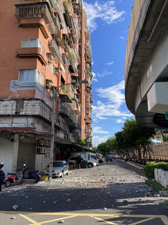 万华老旧大楼外墙磁砖严重剥落，石块路面四散。 (万华华江里里长洪佳君提供)