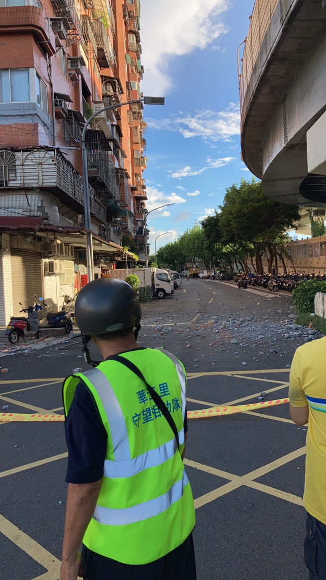 万华老旧大楼外墙磁砖严重剥落，附近邻居吓坏。 (万华华江里里长洪佳君提供)