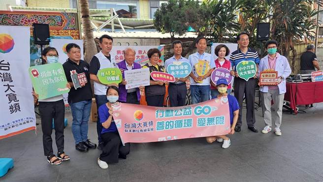 宜蘭在地企業聯禾有線電視結合羅東鎮公所、聖母醫院、杏輝醫藥集團、喜互惠超市等單位，27日上午9時到下午4時，在公所旁的羅東萬連號捐血車，共同舉辦「網羅熱血、行動公益GO」捐血摸彩抽好禮活動。（聯禾有線提供／吳佩蓉宜蘭傳真）