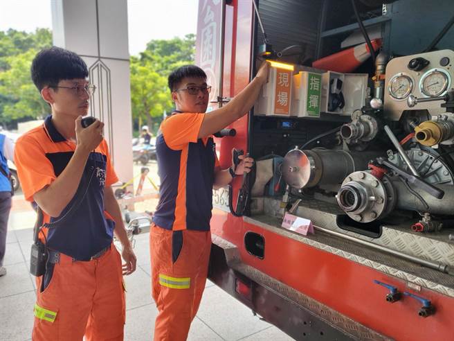 云林县每一辆消防车都有平板无线电、救灾现场专用无线电，今年起全县23辆主力消防车再装上求救专用数位无线电，只要有消防弟兄受困就能显示在仪表板上。（周丽兰摄）