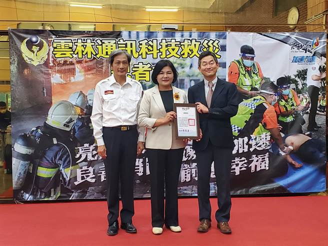 云林县长张丽善（中）颁发感谢状给日商艾可慕（ICOM）株式会社组长山边信晃（右）。（周丽兰摄）