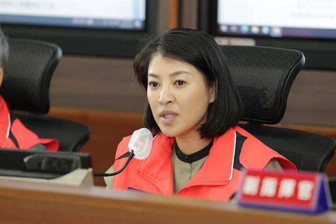 南投縣長許淑華下午主持防災中心二級開設會議，要求各單位全面防颱確保縣民生命財產安全。（南投縣政府提供）