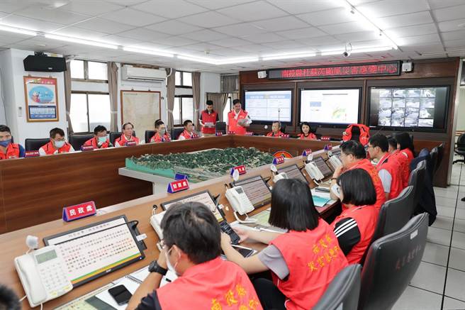 因應中央氣象局發布杜蘇芮颱風陸上颱風警報，南投縣政府也在下午將防災中心升級到二級開設，全面防颱。（南投縣政府提供）