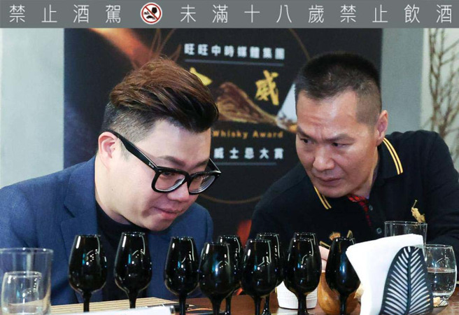 金威奖「生活玩家盲测」场次採用深色杯子，符合国际评酒标准，图为调酒大师余瀚为（左）与板烧教父叶清雄担任评审。（金威奖提供／陶福媛台北传真）