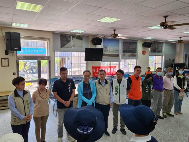衛福部長薛瑞元(左四)今天下午前進疫情嚴峻的仁德區視察登革熱防治情形。(台南市衛生局提供／曹婷婷台南傳真)