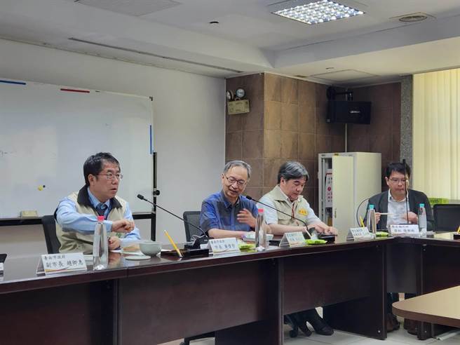 台南市長黃偉哲(左)向國軍爭取化學兵協助噴藥。(台南市政府提供／曹婷婷台南傳真)